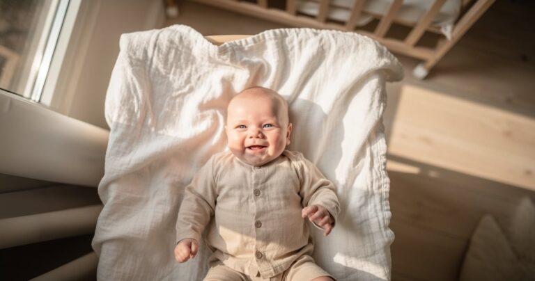 Bébé souriant allongé sur une couverture blanche près d une fenêtre avec une lumière naturelle douce